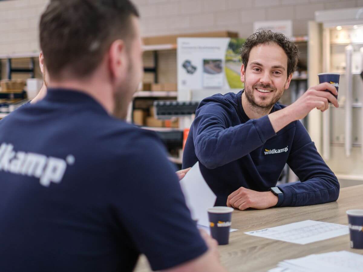 Wildkamp medewerker bespreekt beregeningsplan met klant in vestiging