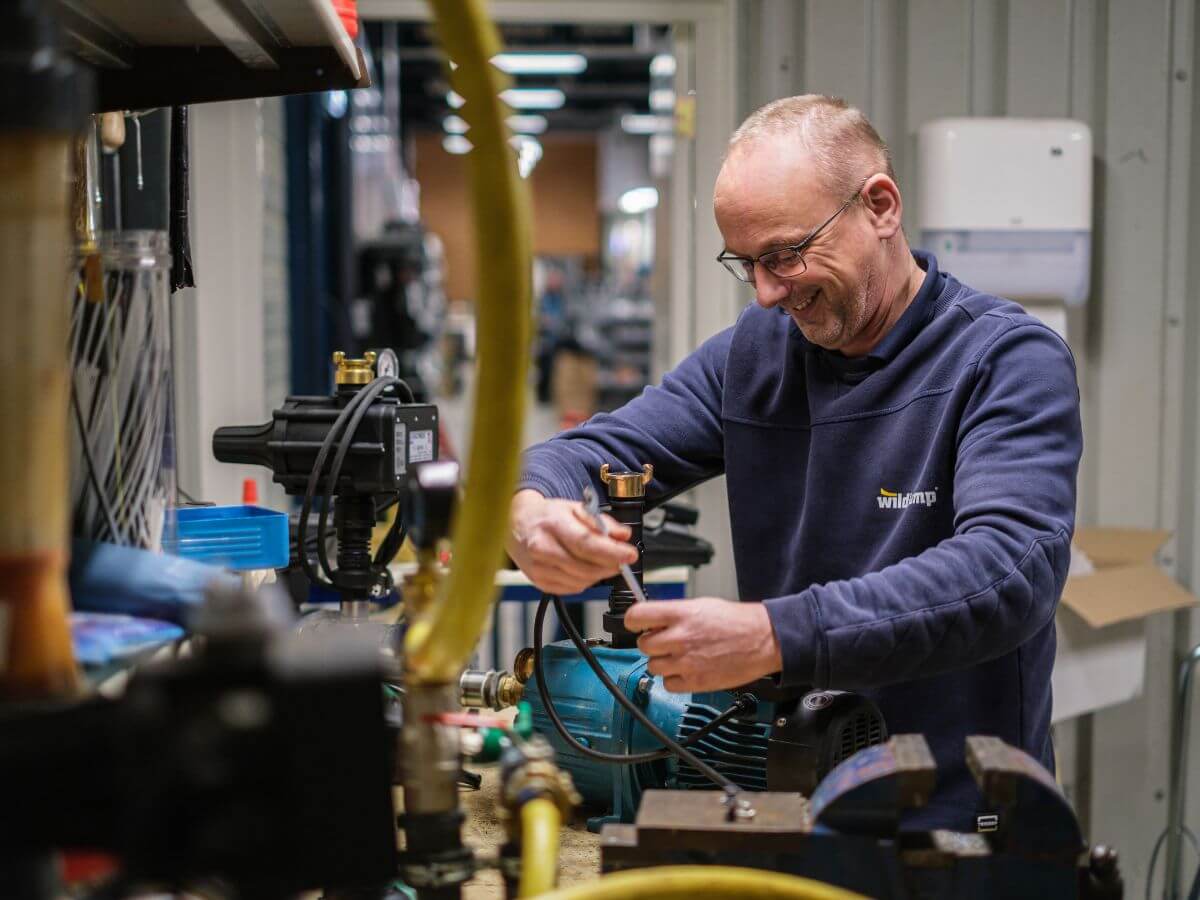 Wildkamp medewerker helpt klant in de werkplaats