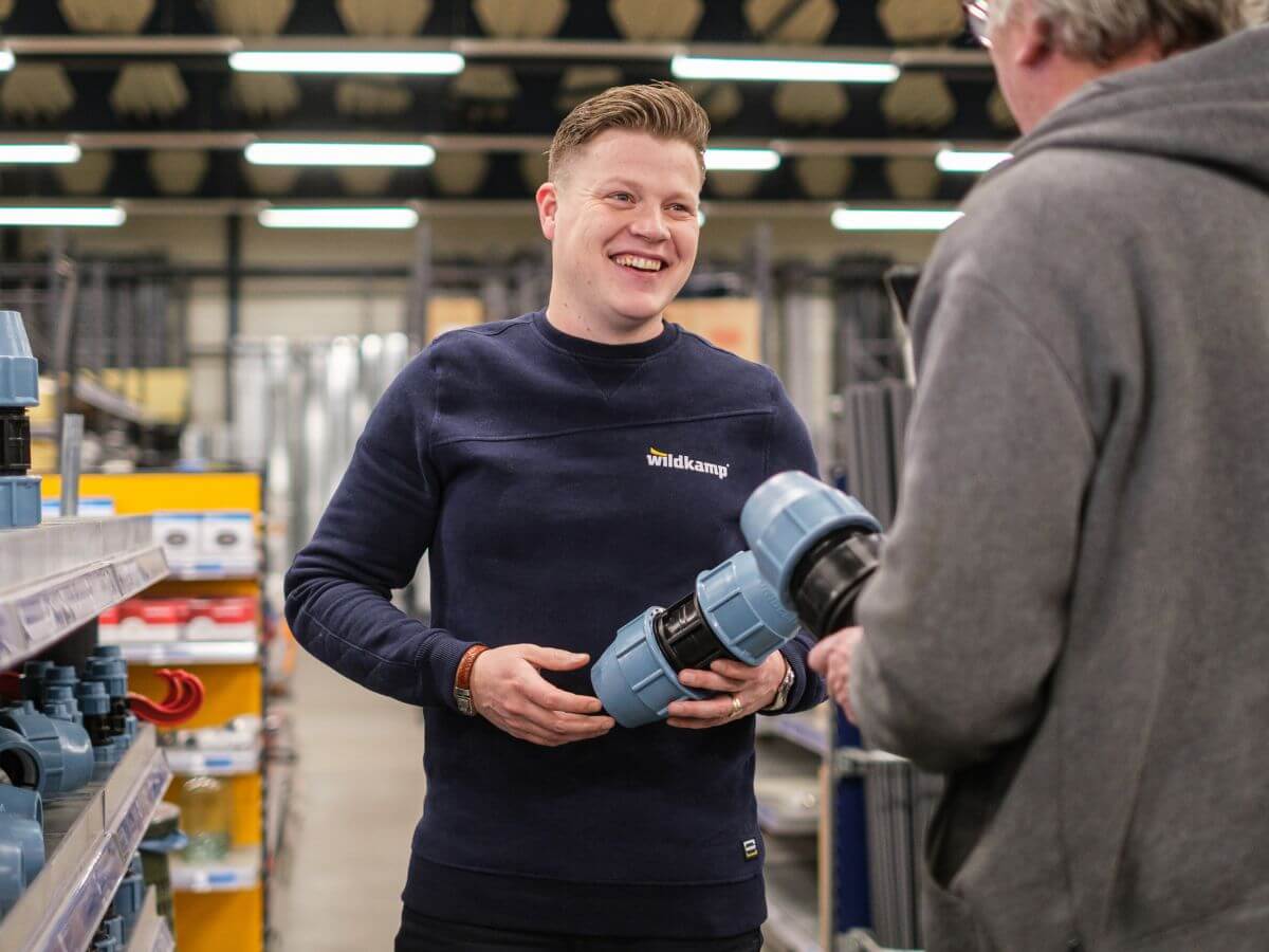 Wildkamp medewerker helpt klant in vestiging