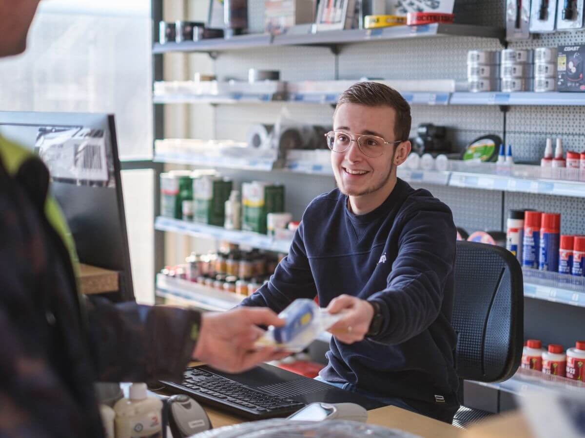 Wildkamp medewerker overhandigt klant producten
