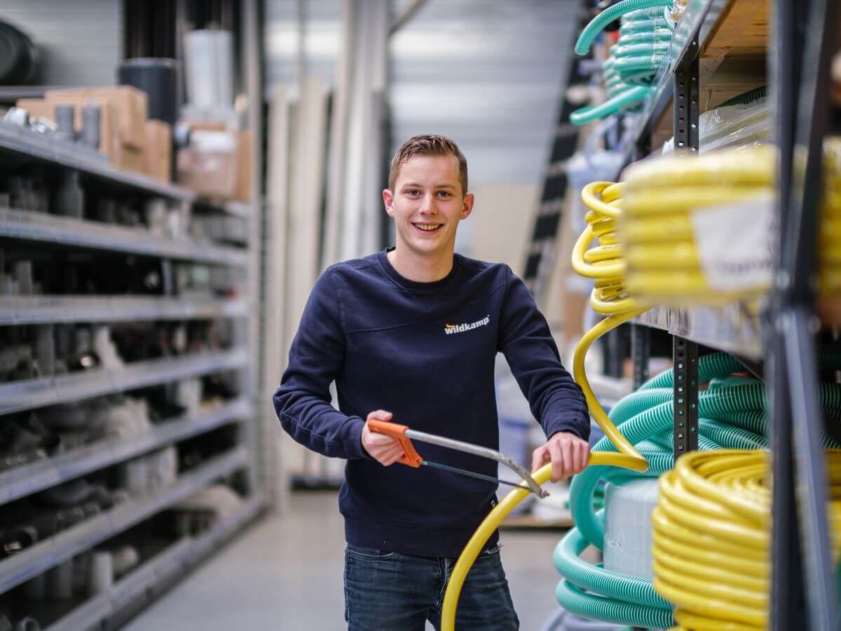 Wildkamp medewerker snijdt product op maat in vestiging