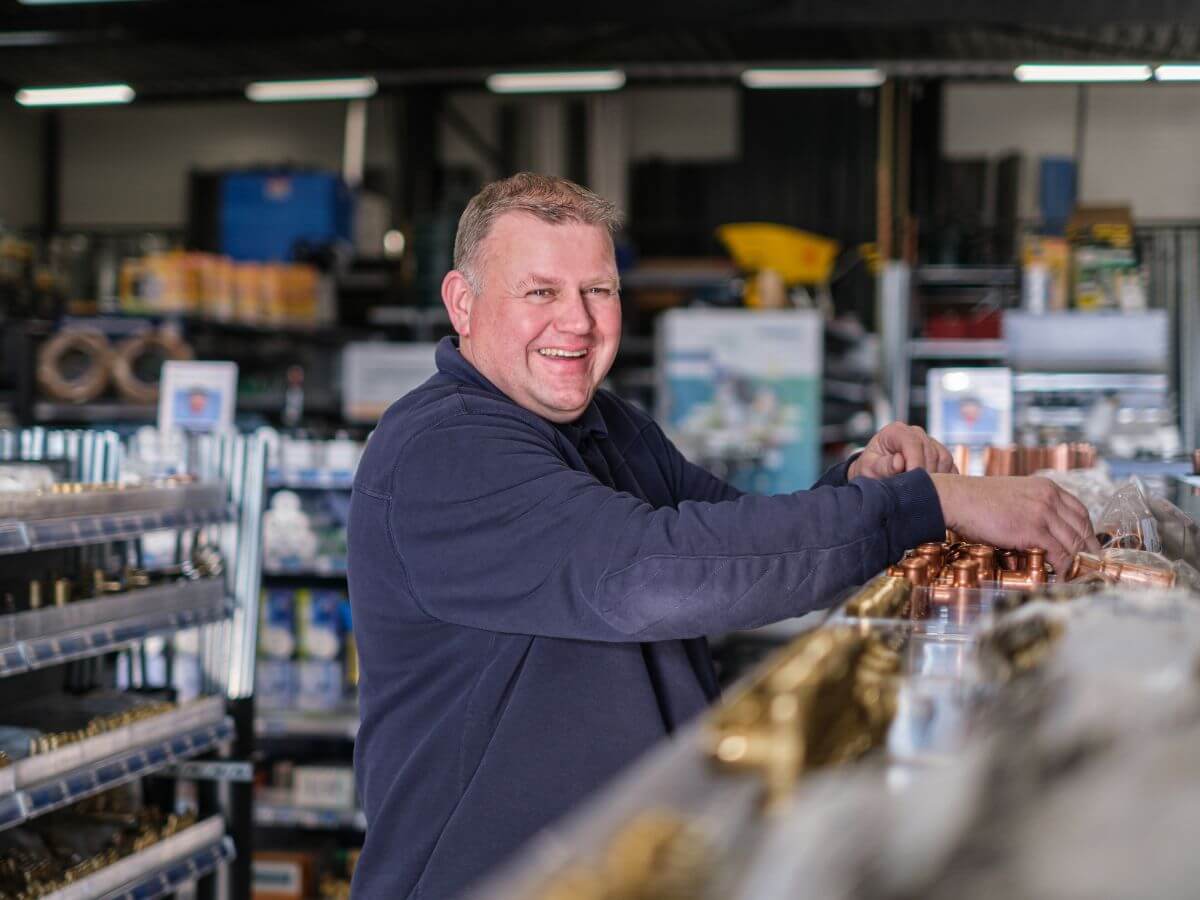 Wildkamp medewerker vult voorraad in de schappen bij