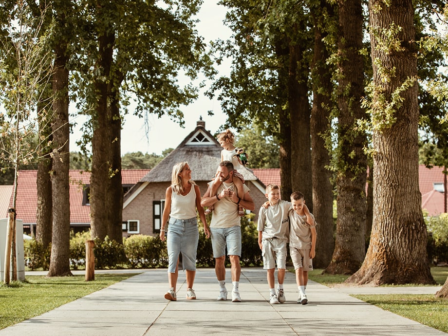 Groen terrein van camping De Kleine Wolf met beregening