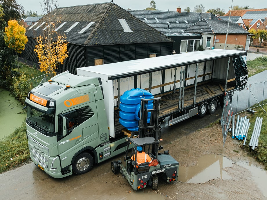 Plaatsing van een regenwatertank bij een nieuwbouwwoning in Middelstum