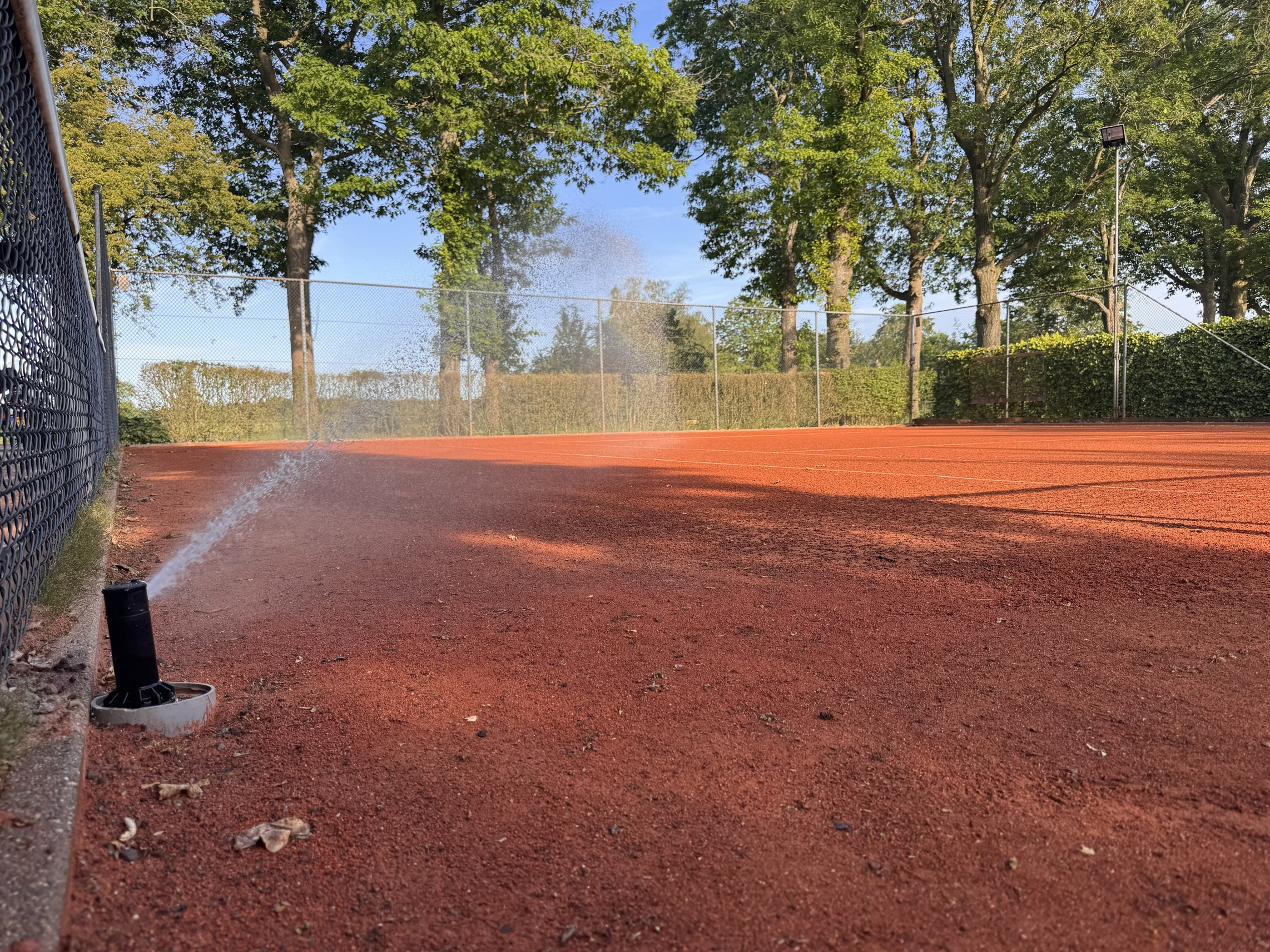 Nozzle van de beregeningsinstallatie op de tennisbaan bij Raalte
