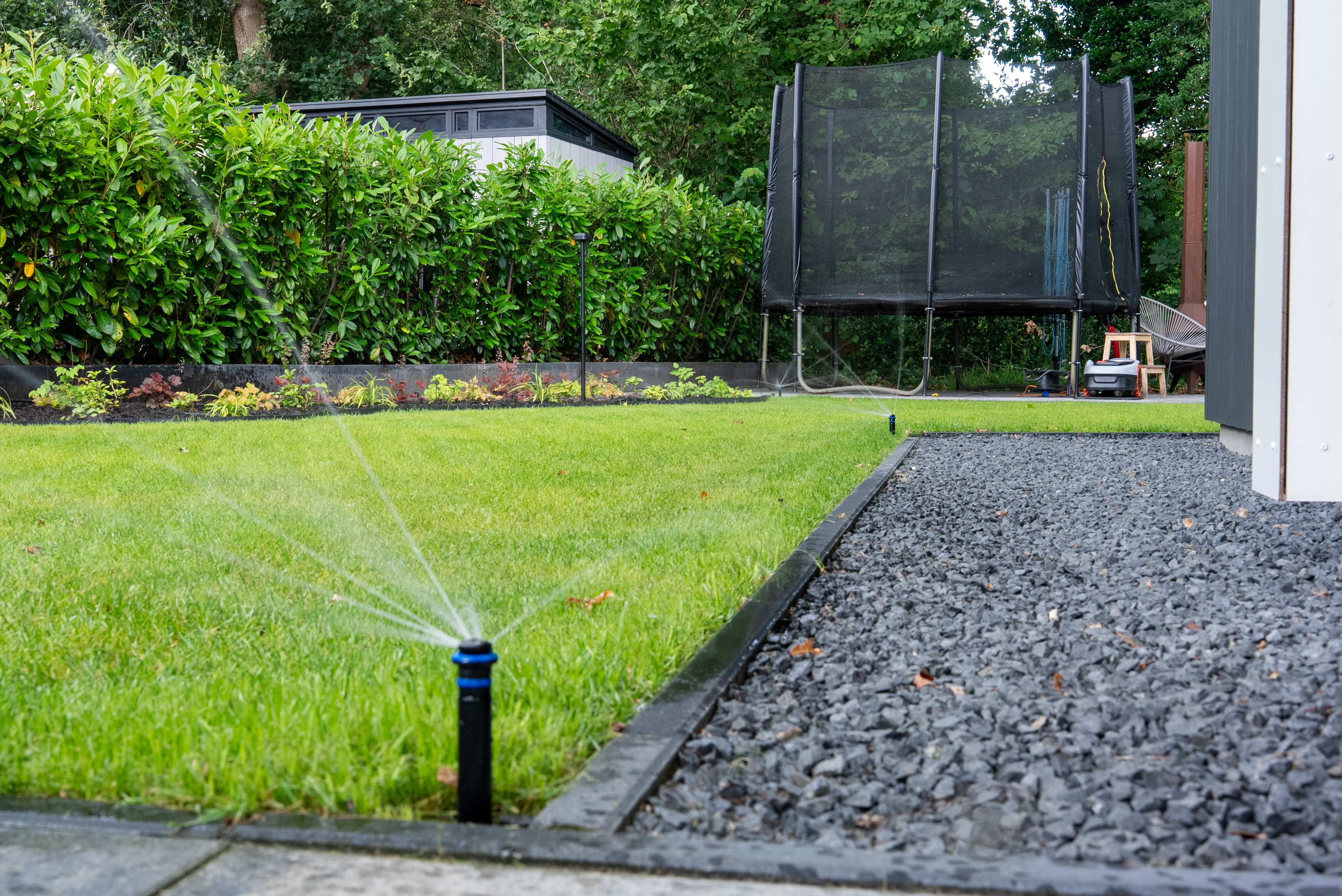Tuin die wordt ondersteund door automatische beregening