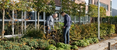 twee personen bij Ciropack overleggen over regenwatergebruik in tuin