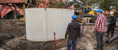 Aannemers laten waterbak in grond zakken